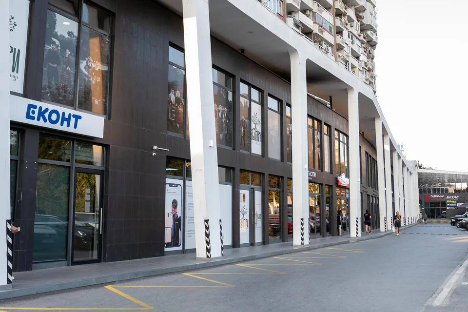 Входът на Еконт със синя табела на фасадата на Fullmax Center
